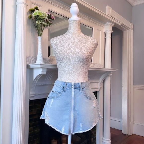 EUC CARMAR Zuni Beatrice White Zipper High Waisted Denim Skirt Size 28 - Picture 3 of 13